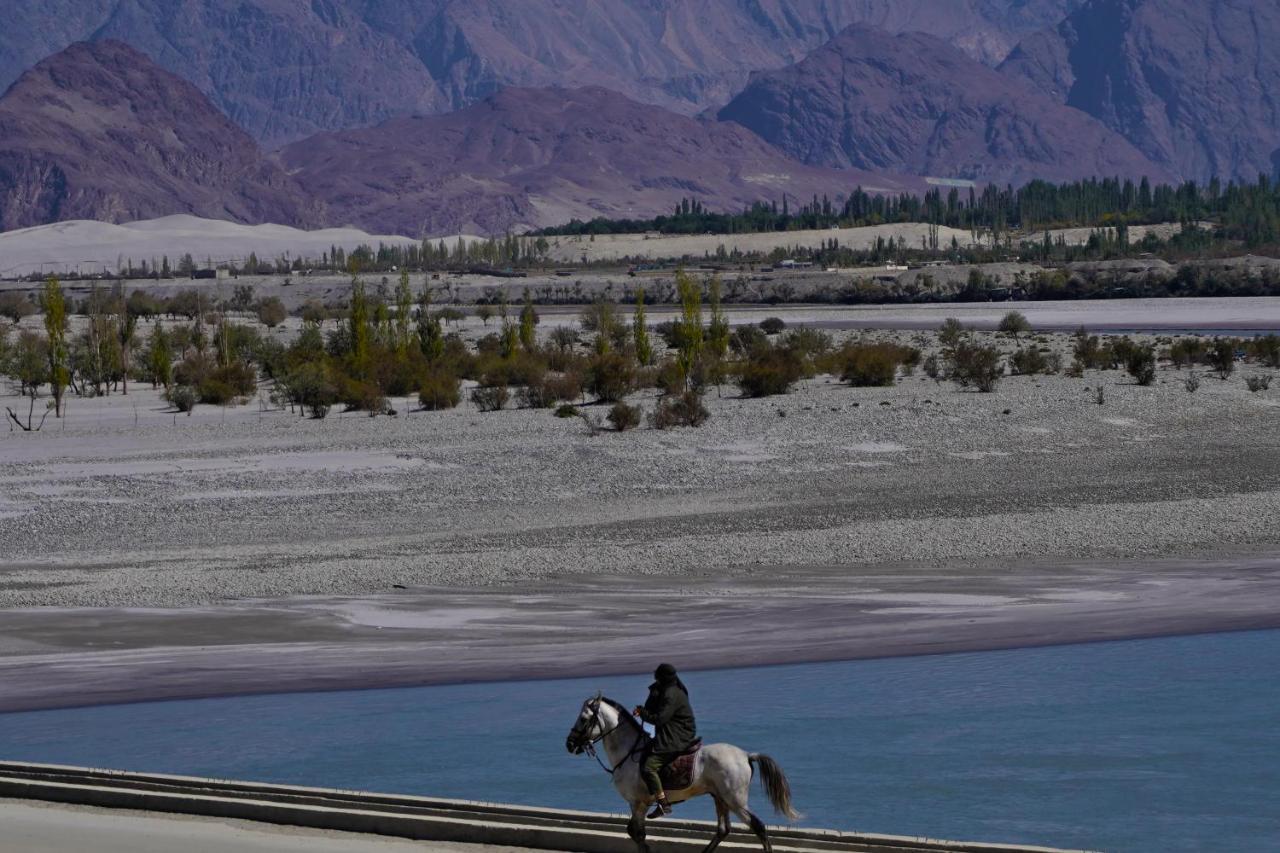 Hotel Mountain Lodge Skardu Exteriör bild