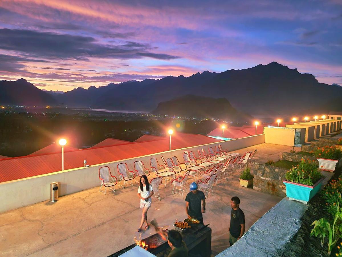 Hotel Mountain Lodge Skardu Exteriör bild