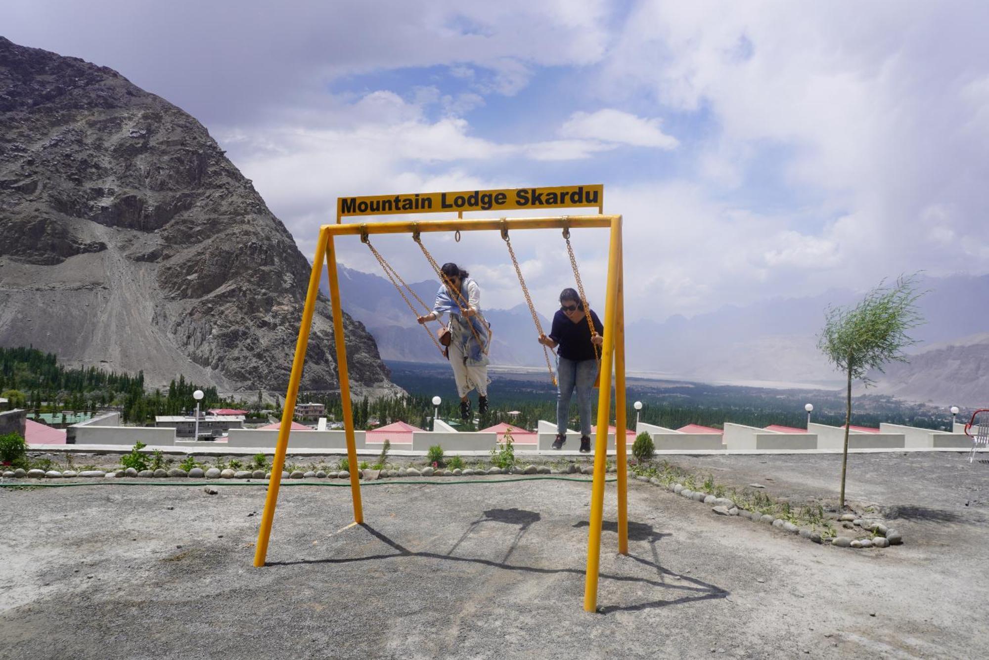 Hotel Mountain Lodge Skardu Exteriör bild