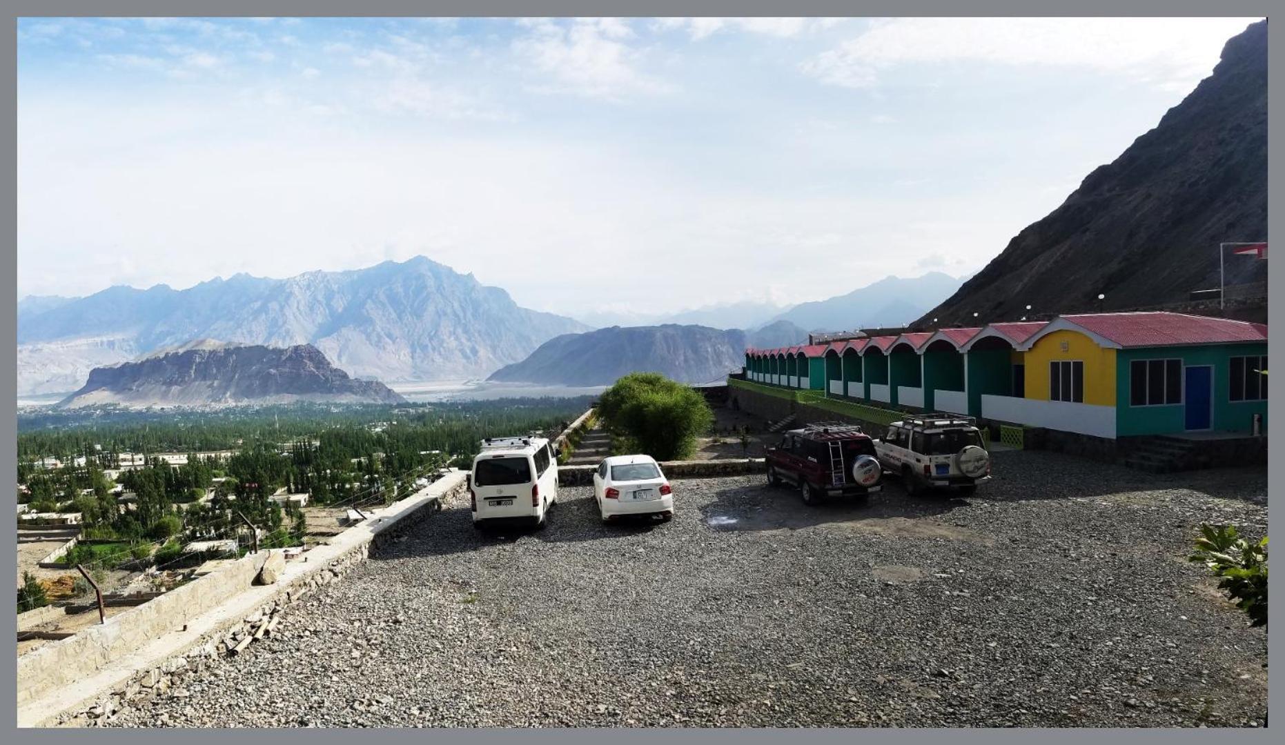 Hotel Mountain Lodge Skardu Exteriör bild